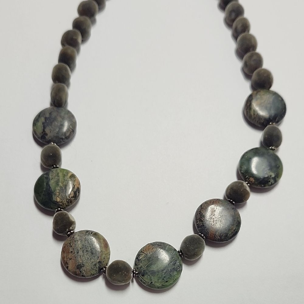 Green Jasper Disc Bead Necklace With Mgambo Hawaiian Velvet Seeds